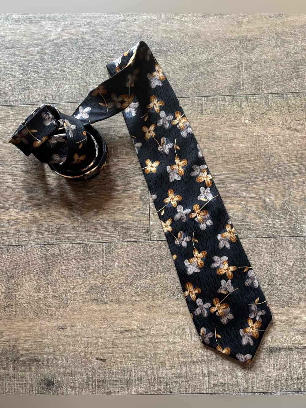Vintage men’s Cocktail Collection 100% Silk Woven Floral Black Gold Silver Tie